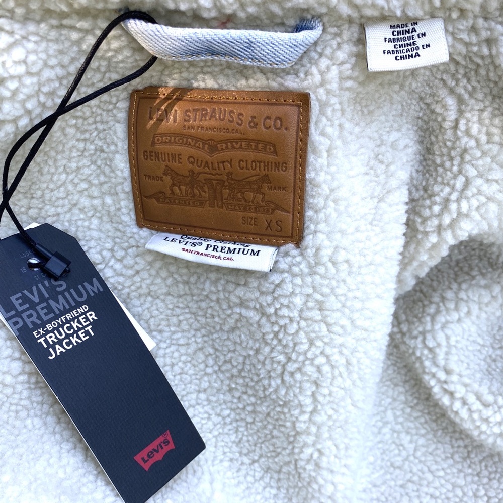 NWT Levi’s Ex-Boyfriend light wash trucker jacket - Picture 9 of 10